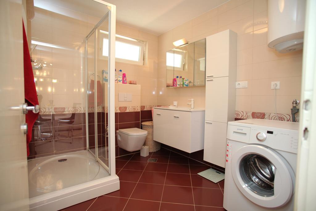 Gem Of The Sea Luxury Beach Apartment With Brand New Heating Infinity Pool Trogir Kültér fotó
