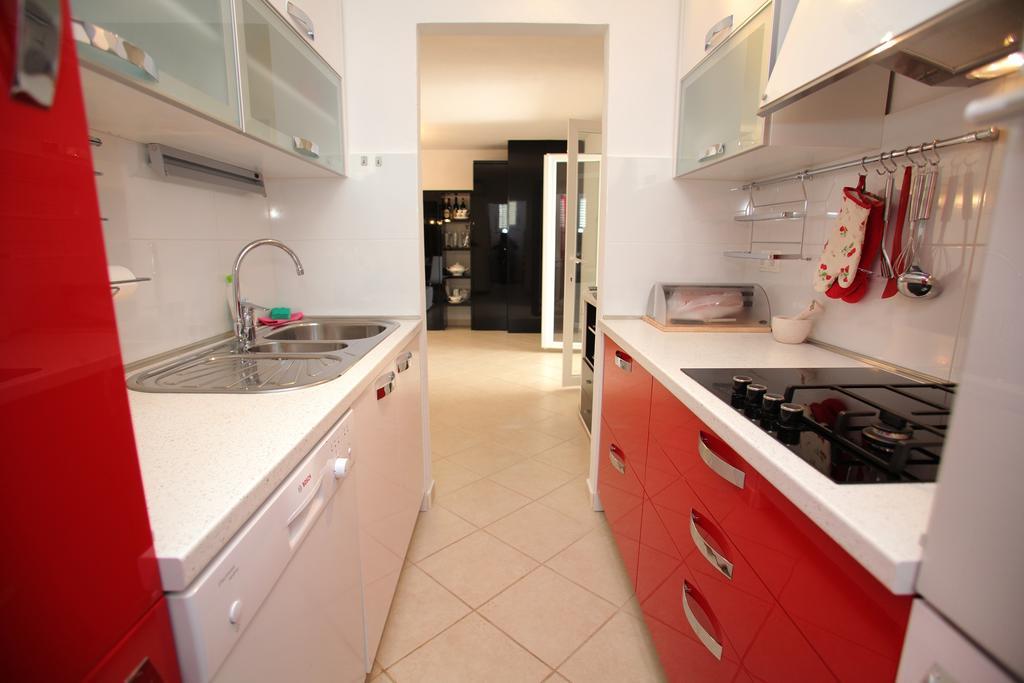 Gem Of The Sea Luxury Beach Apartment With Brand New Heating Infinity Pool Trogir Kültér fotó
