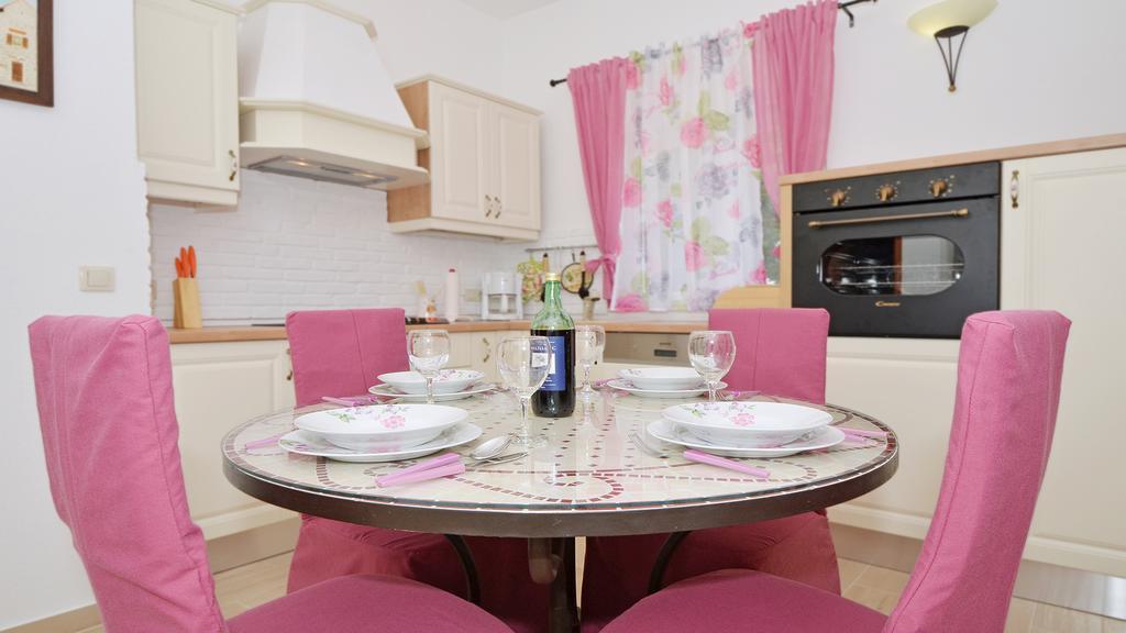 Gem Of The Sea Luxury Beach Apartment With Brand New Heating Infinity Pool Trogir Kültér fotó