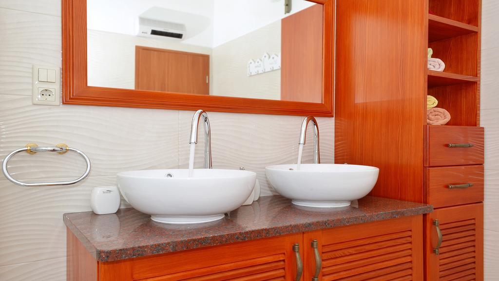 Gem Of The Sea Luxury Beach Apartment With Brand New Heating Infinity Pool Trogir Kültér fotó