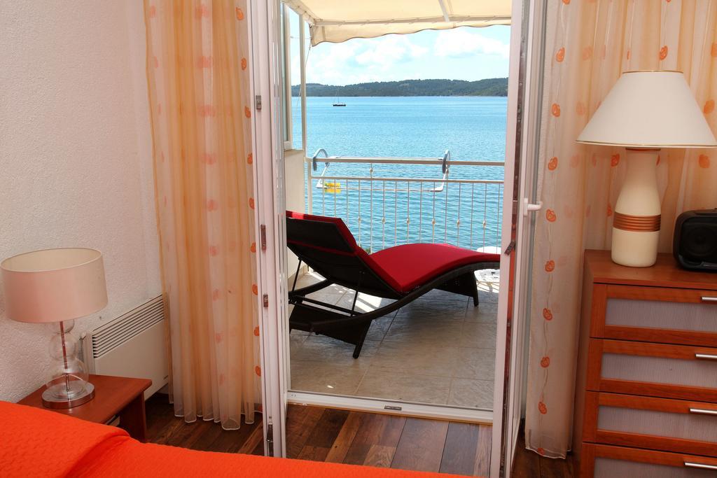 Gem Of The Sea Luxury Beach Apartment With Brand New Heating Infinity Pool Trogir Kültér fotó