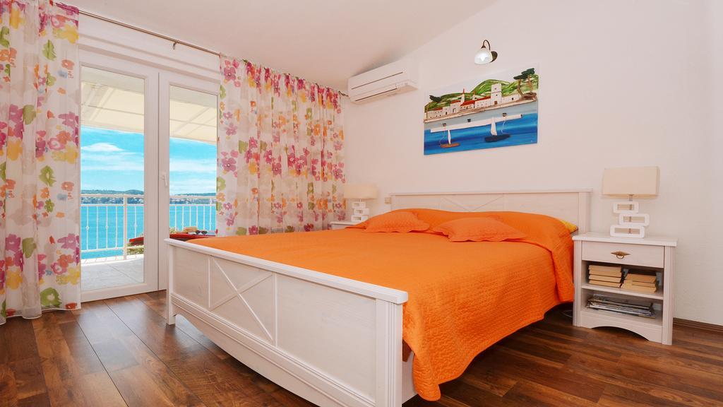 Gem Of The Sea Luxury Beach Apartment With Brand New Heating Infinity Pool Trogir Kültér fotó
