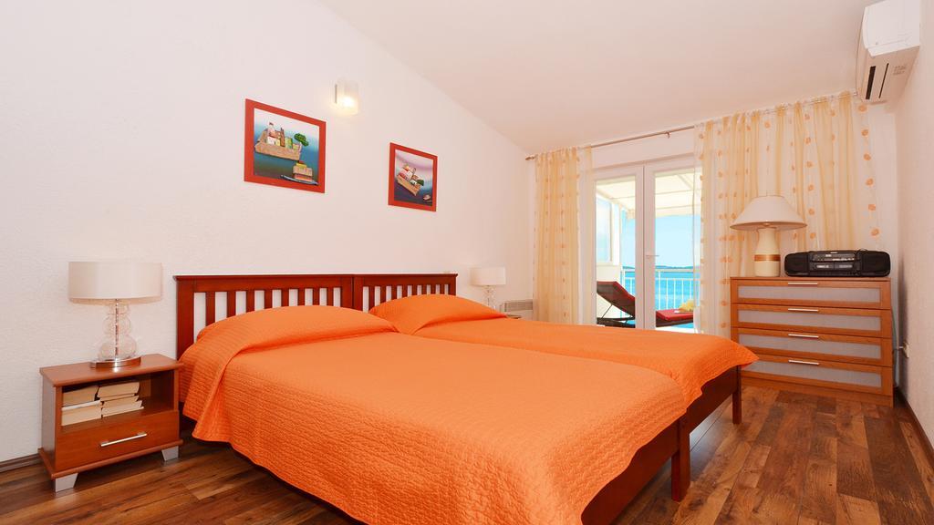 Gem Of The Sea Luxury Beach Apartment With Brand New Heating Infinity Pool Trogir Kültér fotó