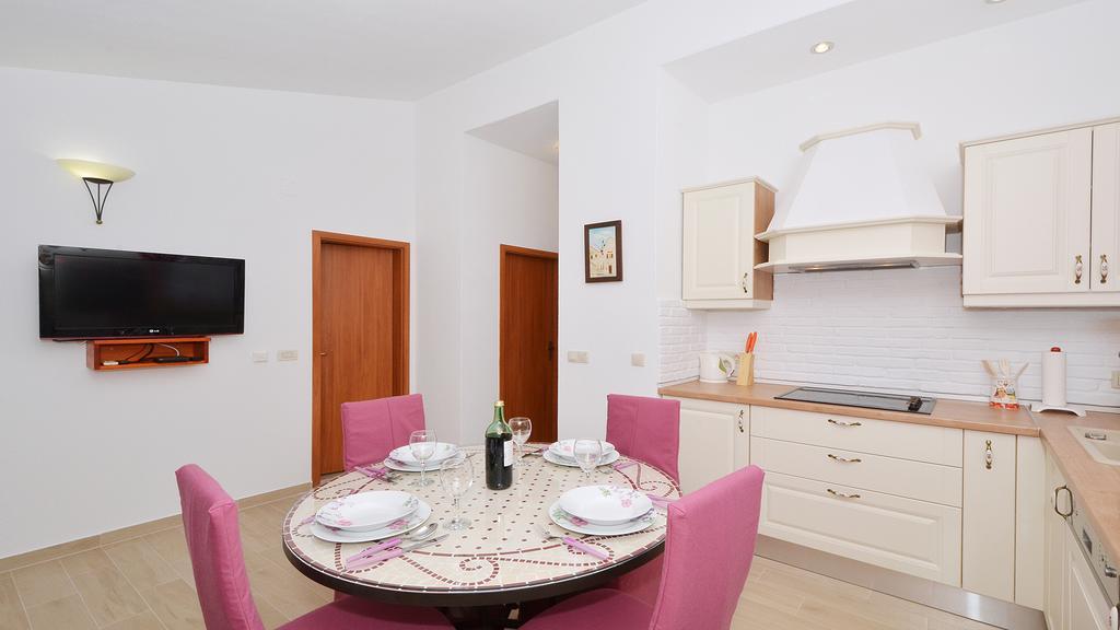 Gem Of The Sea Luxury Beach Apartment With Brand New Heating Infinity Pool Trogir Kültér fotó