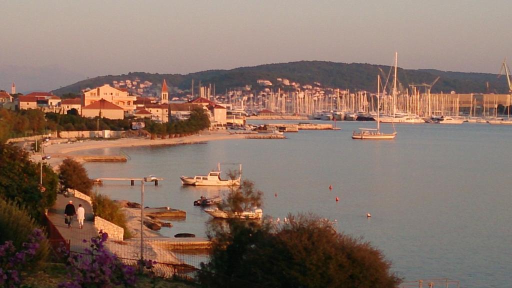 Gem Of The Sea Luxury Beach Apartment With Brand New Heating Infinity Pool Trogir Kültér fotó