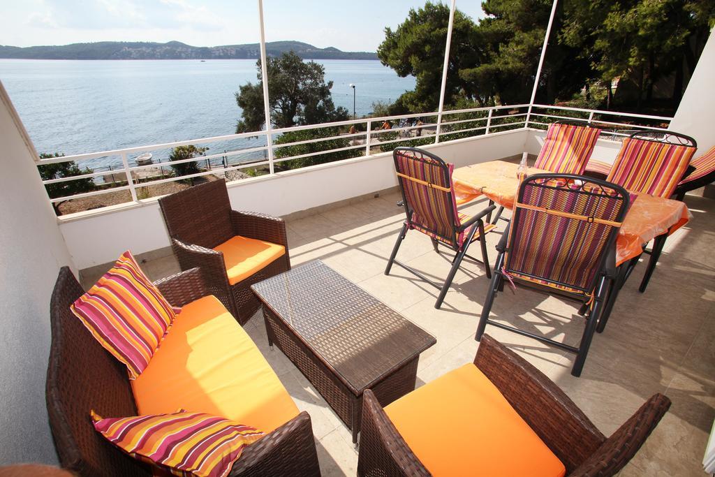 Gem Of The Sea Luxury Beach Apartment With Brand New Heating Infinity Pool Trogir Kültér fotó