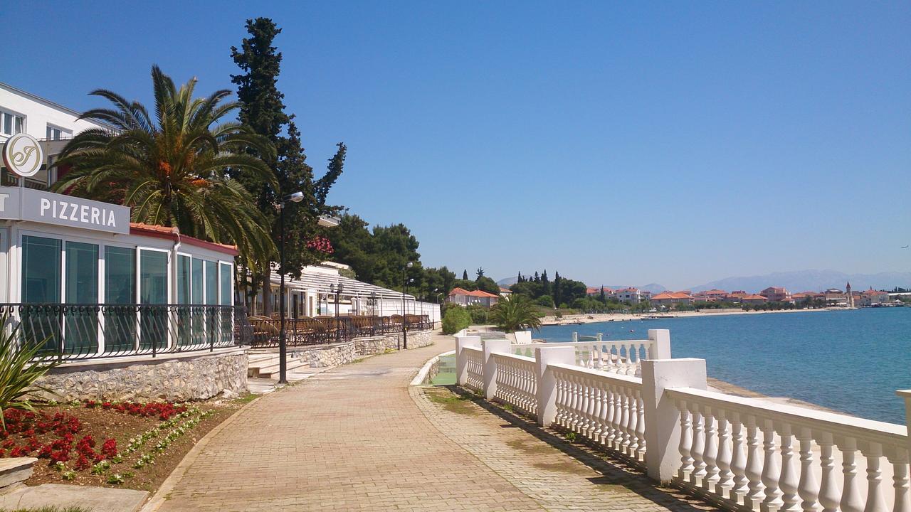 Gem Of The Sea Luxury Beach Apartment With Brand New Heating Infinity Pool Trogir Kültér fotó