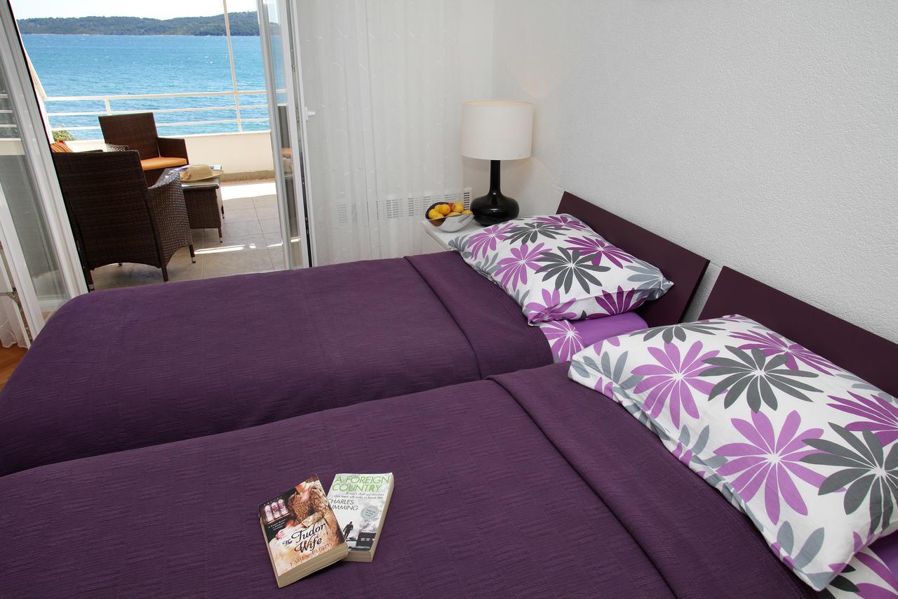 Gem Of The Sea Luxury Beach Apartment With Brand New Heating Infinity Pool Trogir Kültér fotó