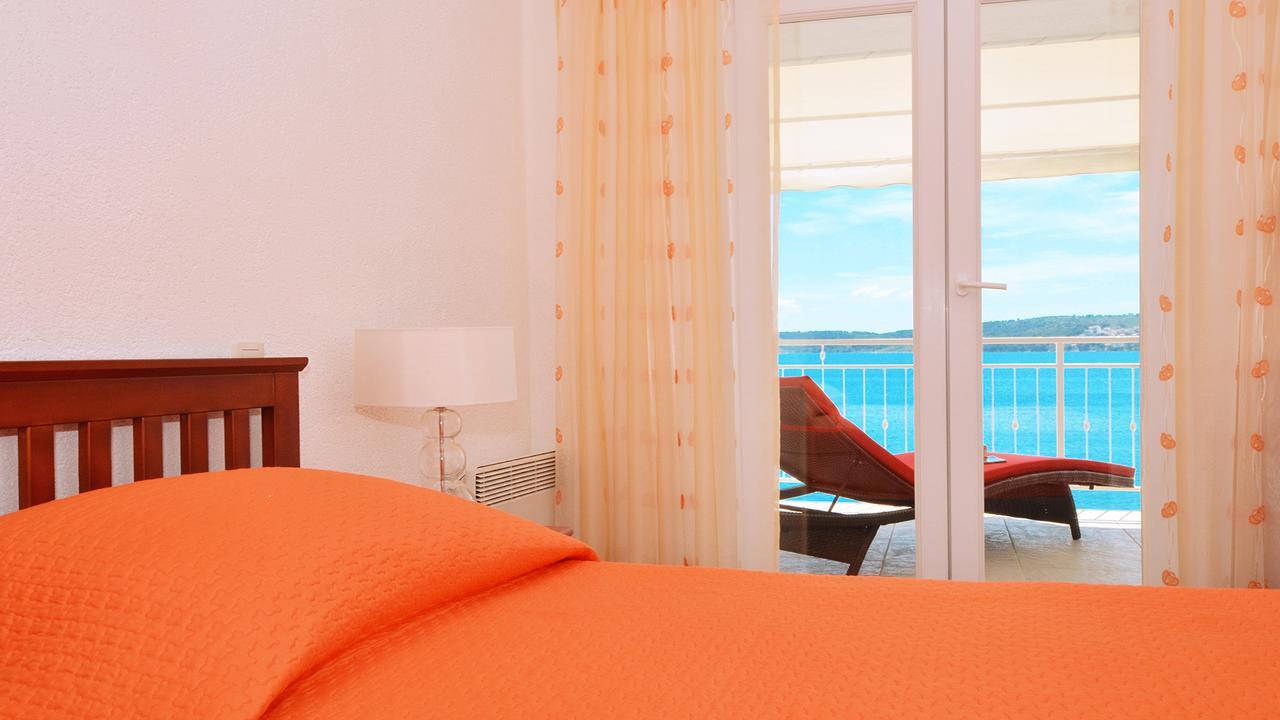 Gem Of The Sea Luxury Beach Apartment With Brand New Heating Infinity Pool Trogir Kültér fotó