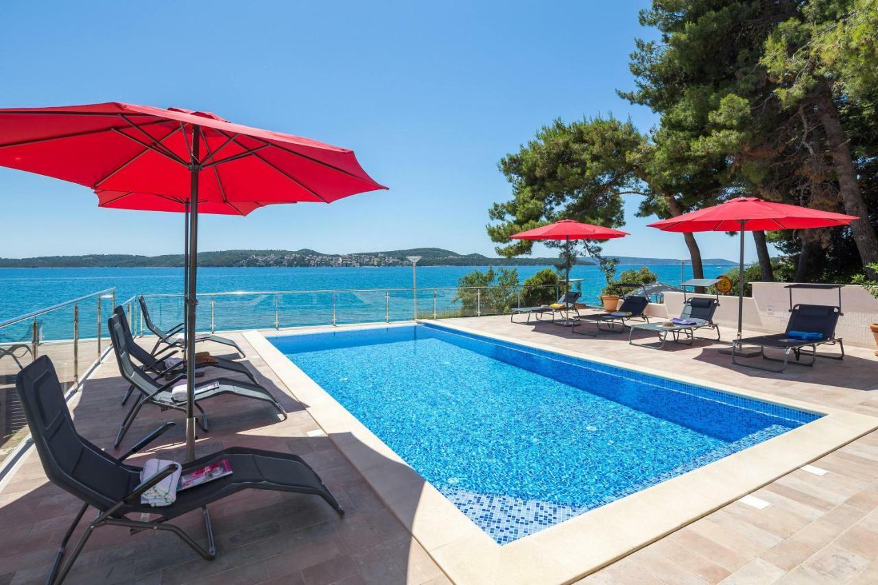 Gem Of The Sea Luxury Beach Apartment With Brand New Heating Infinity Pool Trogir Kültér fotó
