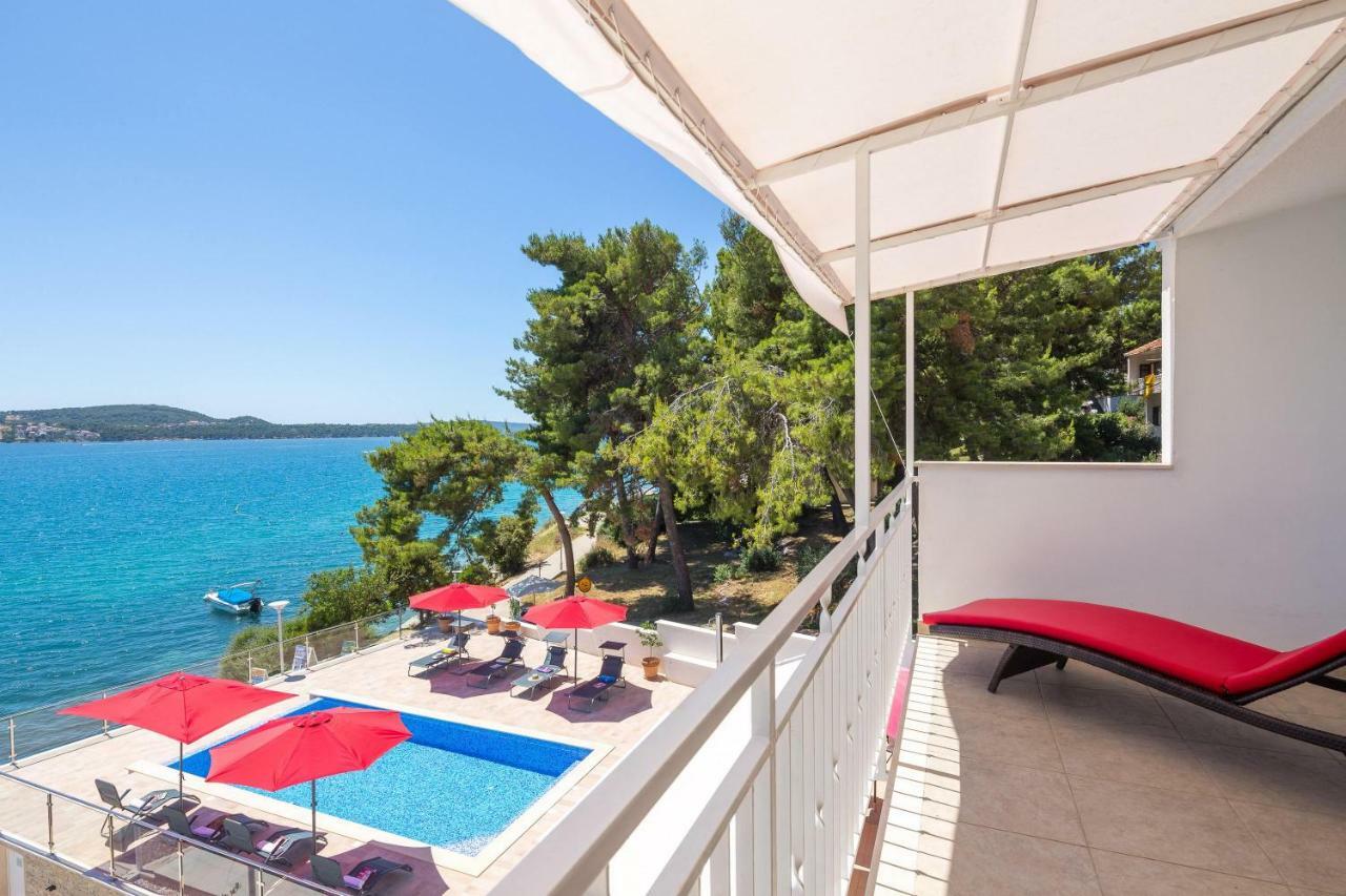 Gem Of The Sea Luxury Beach Apartment With Brand New Heating Infinity Pool Trogir Kültér fotó