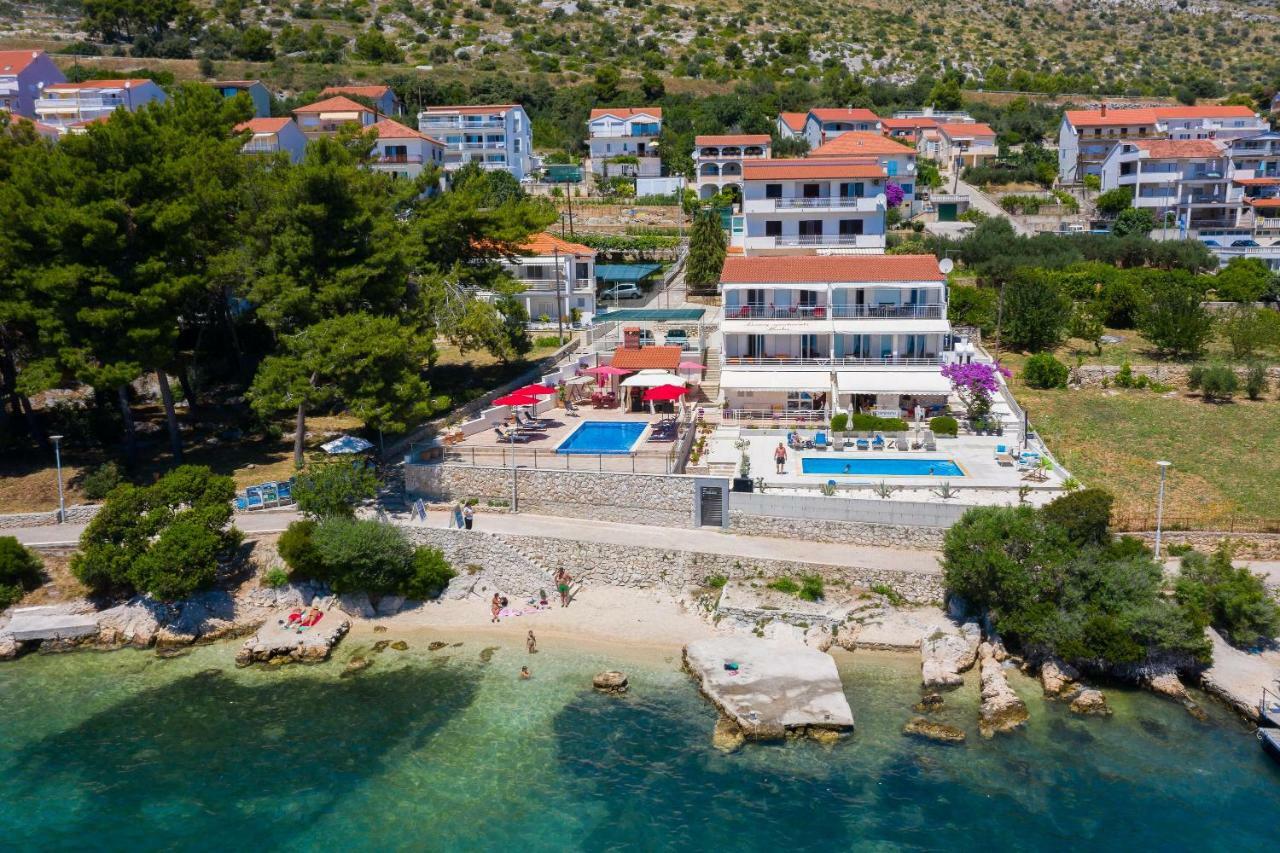 Gem Of The Sea Luxury Beach Apartment With Brand New Heating Infinity Pool Trogir Kültér fotó