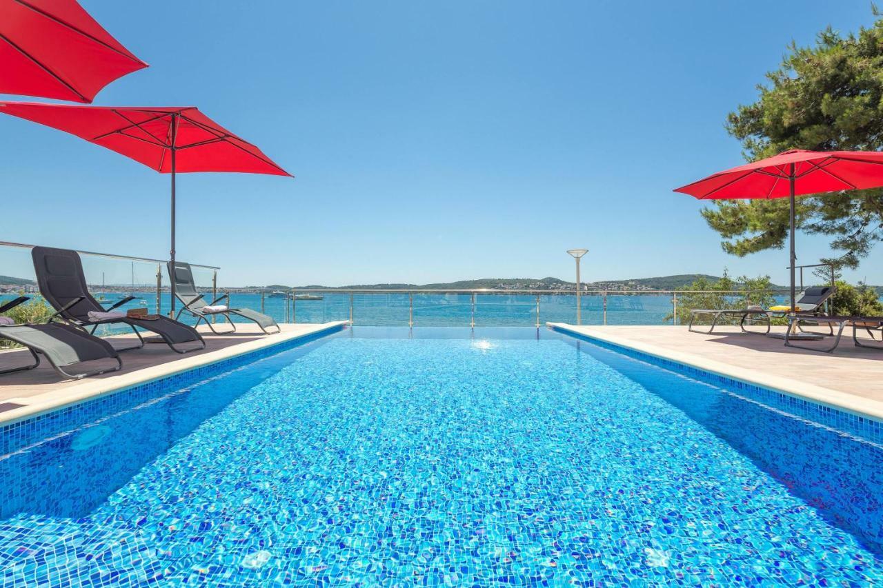Gem Of The Sea Luxury Beach Apartment With Brand New Heating Infinity Pool Trogir Kültér fotó