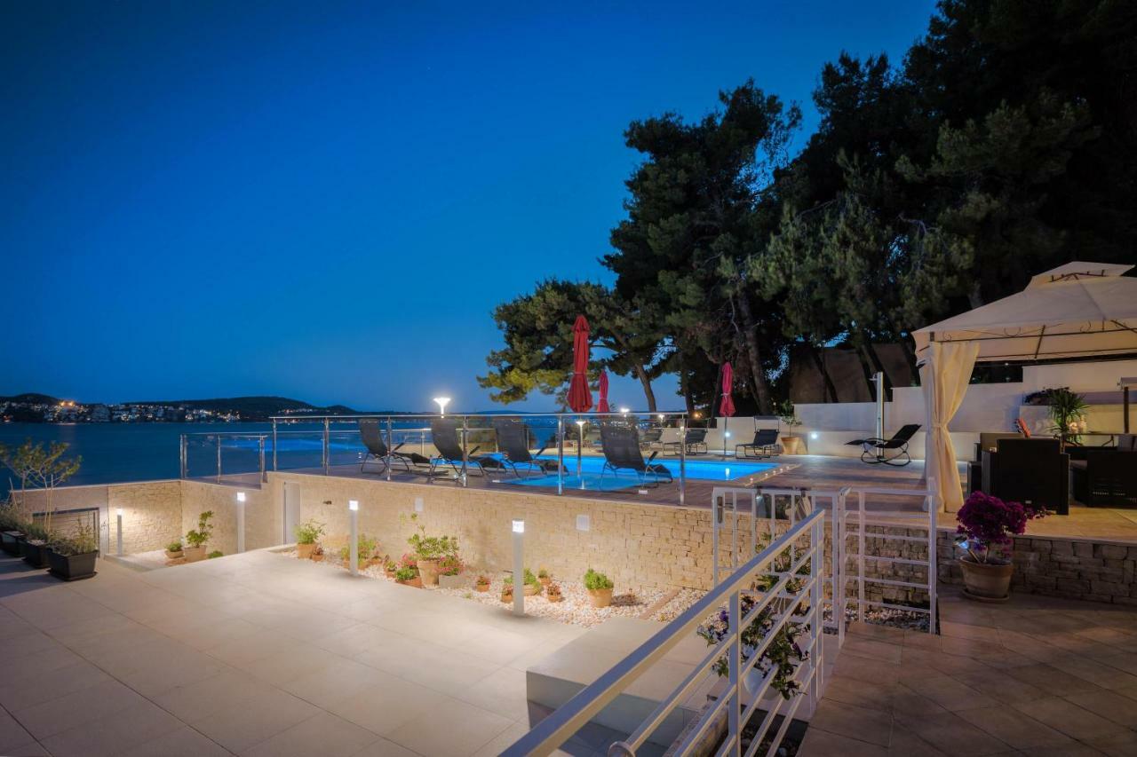 Gem Of The Sea Luxury Beach Apartment With Brand New Heating Infinity Pool Trogir Kültér fotó
