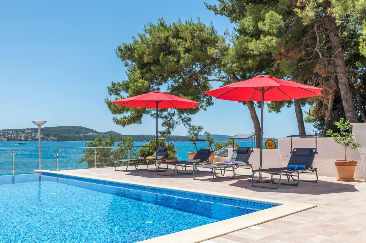 Gem Of The Sea Luxury Beach Apartment With Brand New Heating Infinity Pool Trogir Kültér fotó