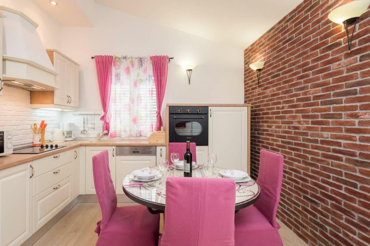Gem Of The Sea Luxury Beach Apartment With Brand New Heating Infinity Pool Trogir Kültér fotó