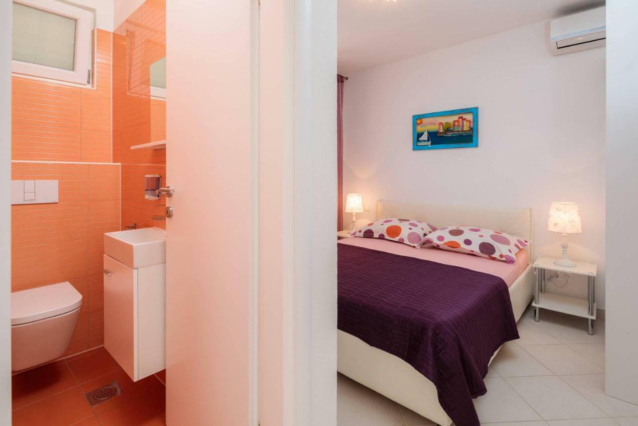 Gem Of The Sea Luxury Beach Apartment With Brand New Heating Infinity Pool Trogir Kültér fotó