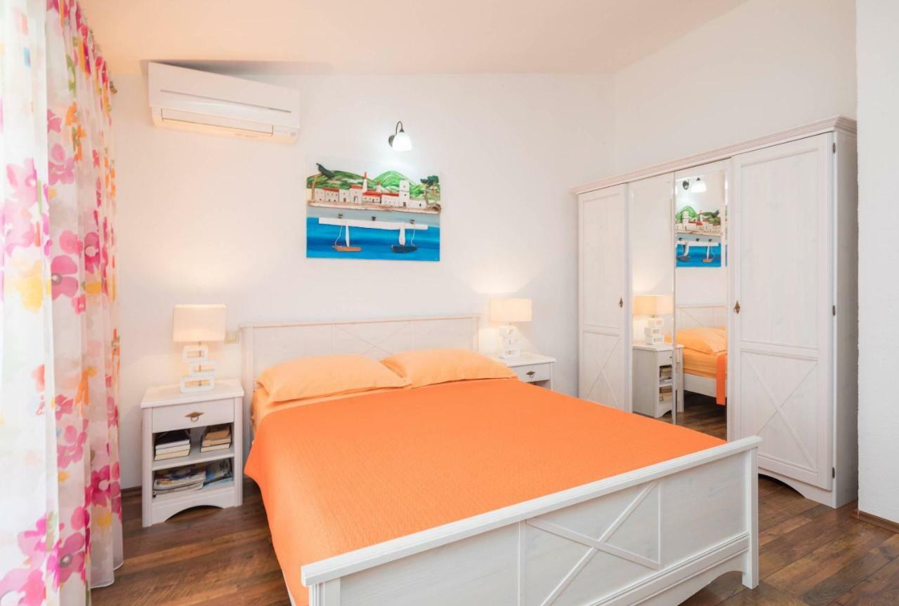 Gem Of The Sea Luxury Beach Apartment With Brand New Heating Infinity Pool Trogir Kültér fotó