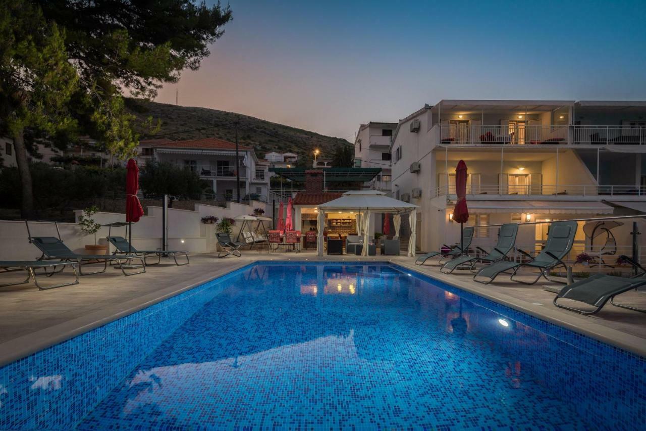Gem Of The Sea Luxury Beach Apartment With Brand New Heating Infinity Pool Trogir Kültér fotó