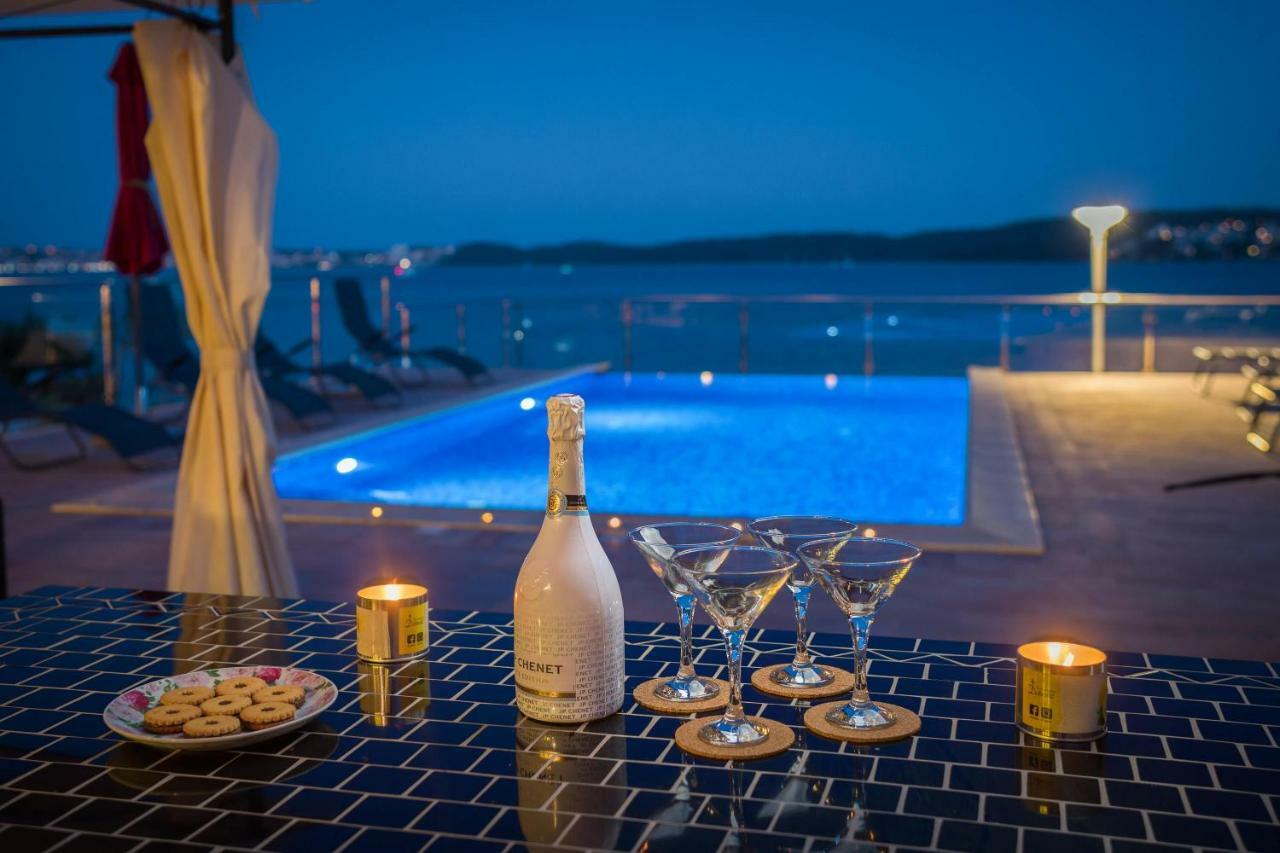 Gem Of The Sea Luxury Beach Apartment With Brand New Heating Infinity Pool Trogir Kültér fotó