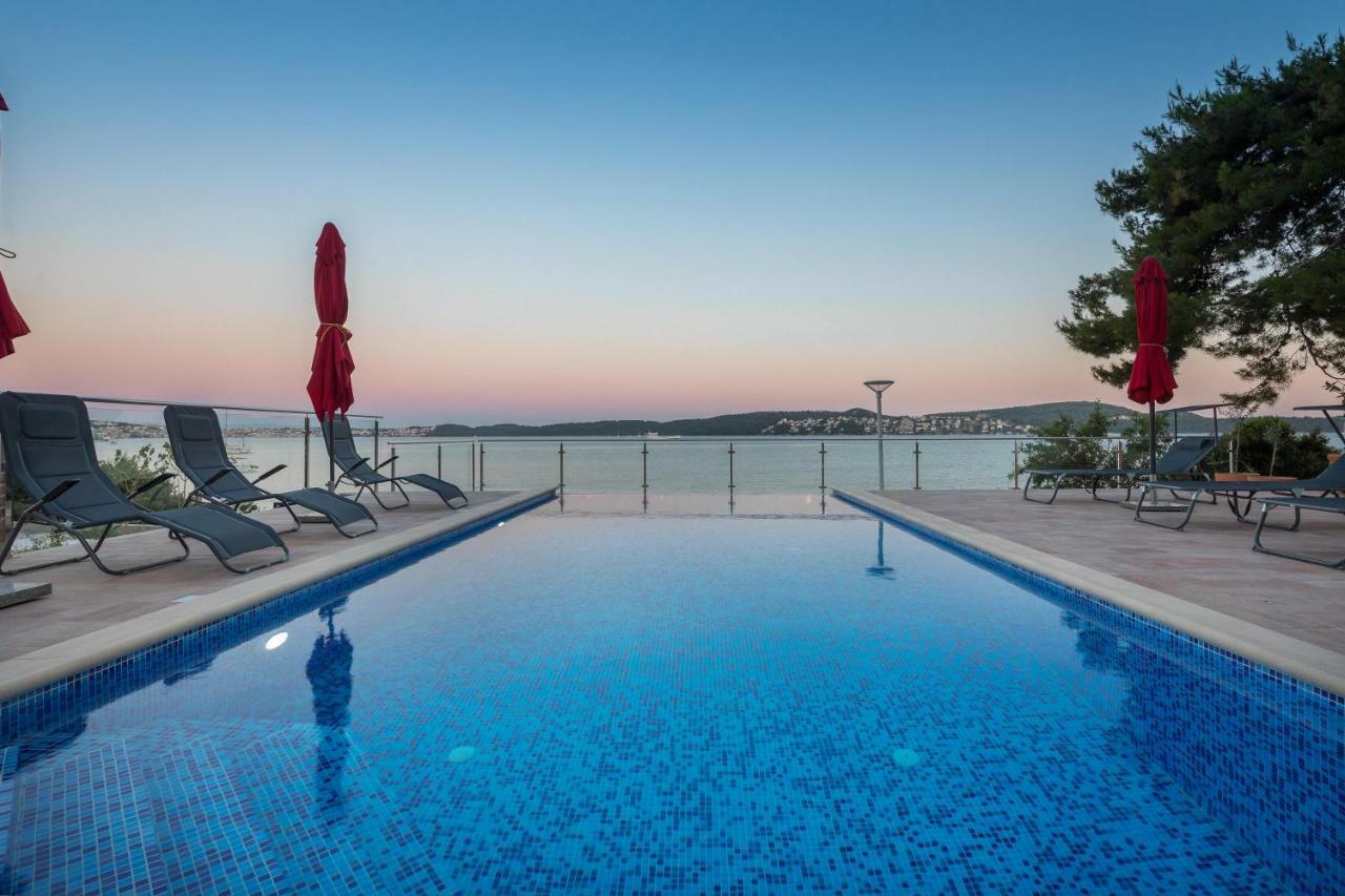 Gem Of The Sea Luxury Beach Apartment With Brand New Heating Infinity Pool Trogir Kültér fotó