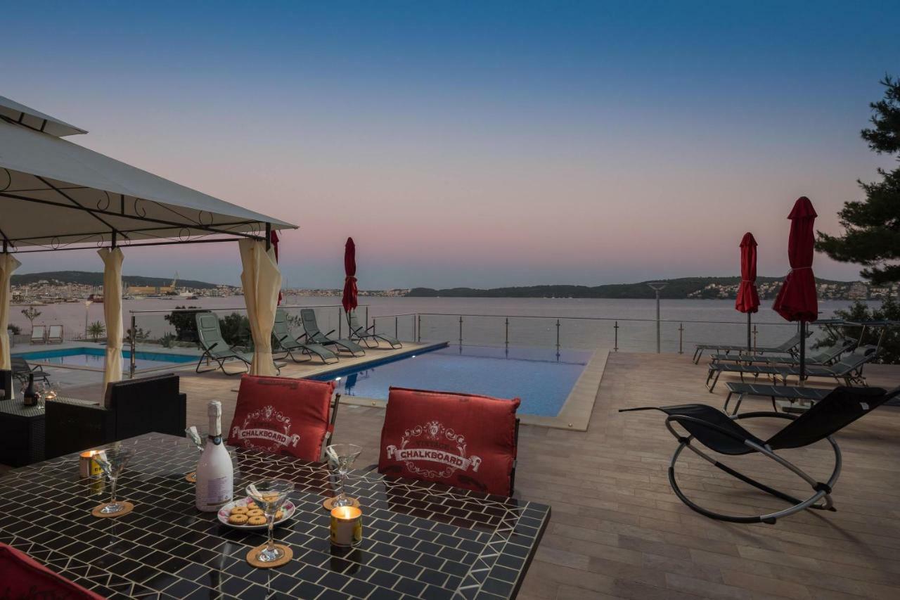 Gem Of The Sea Luxury Beach Apartment With Brand New Heating Infinity Pool Trogir Kültér fotó