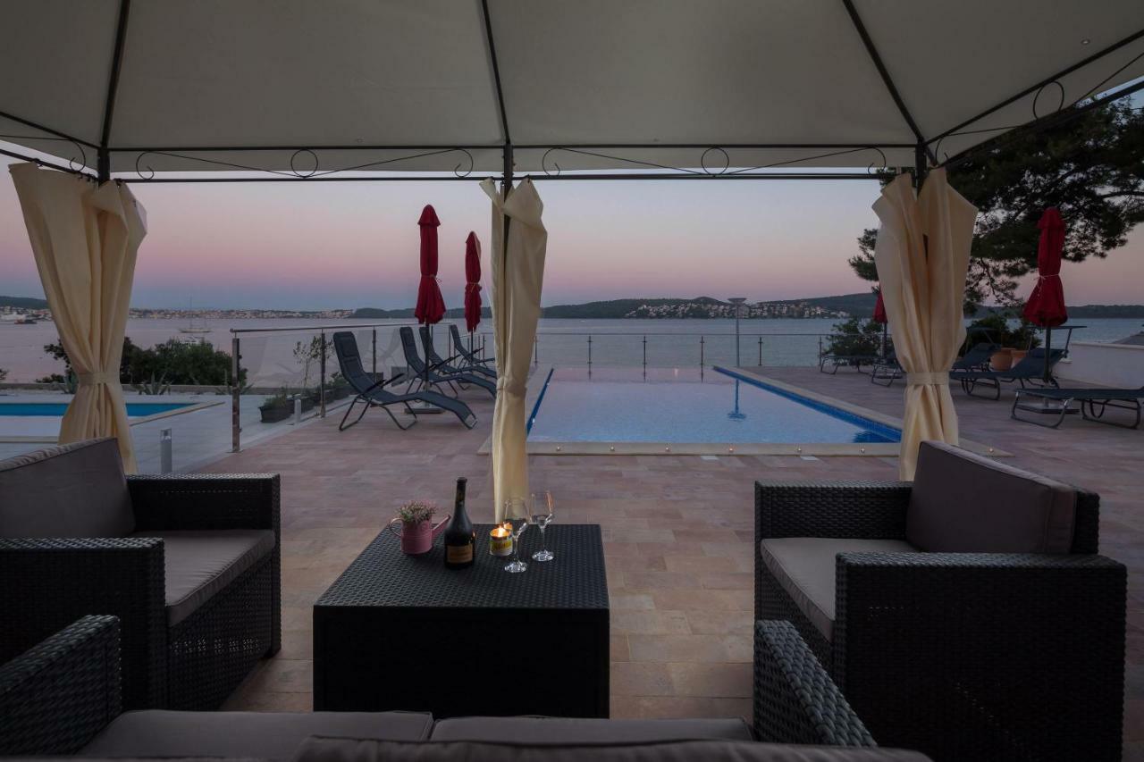 Gem Of The Sea Luxury Beach Apartment With Brand New Heating Infinity Pool Trogir Kültér fotó