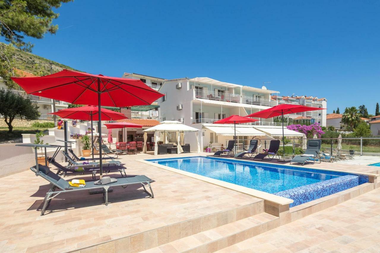 Gem Of The Sea Luxury Beach Apartment With Brand New Heating Infinity Pool Trogir Kültér fotó
