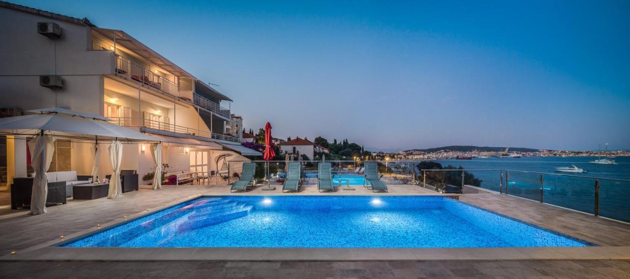 Gem Of The Sea Luxury Beach Apartment With Brand New Heating Infinity Pool Trogir Kültér fotó